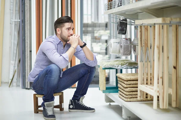 Jeune homme travaillant dans la quincaillerie — Photo