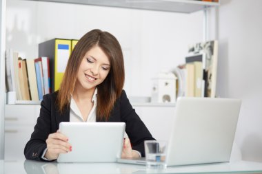 Tablet bilgisayar ofis binası içinde kullanarak iş kadını,