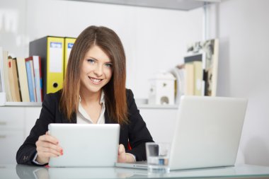 Tablet bilgisayar ofis binası içinde kullanarak iş kadını,