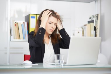 bilgisayar başında çalışırken genç iş kadını stresli arıyor