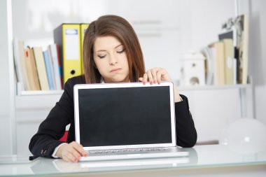 iş kadını ile bir laptop bir şey ekranda gösterilen