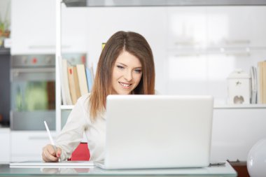 Bilgisayar ve kullanılan grafik tablet üzerinde çalışan fotoğraf editörü