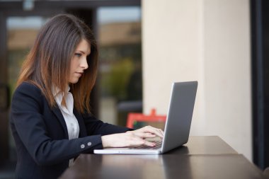 Bir kafede çalışan iş kadını. 