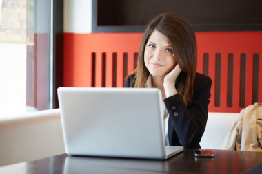 Bir kafede çalışan iş kadını.