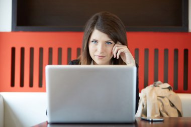 Bir kafede çalışan iş kadını.