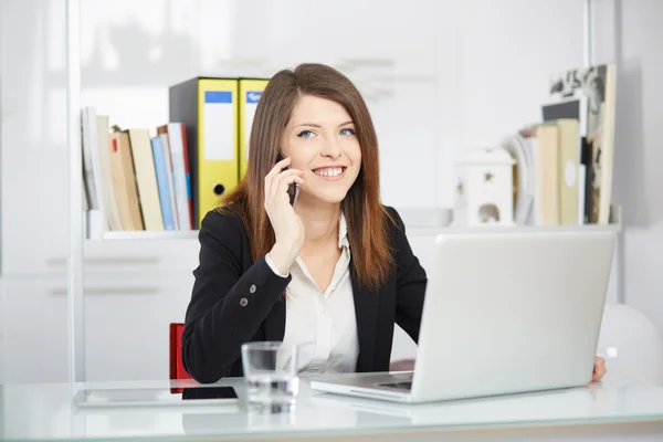 Trabalhar em casa permite-me um trabalho flexível — Fotografia de Stock