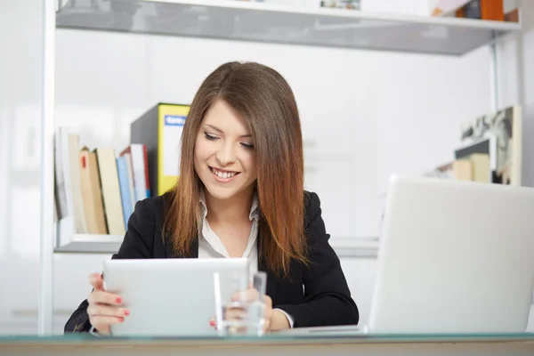 Donna d'affari che utilizza computer tablet in edificio per uffici , — Foto Stock