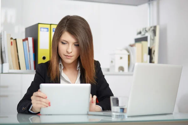 Empresária usando tablet no prédio de escritórios , — Fotografia de Stock