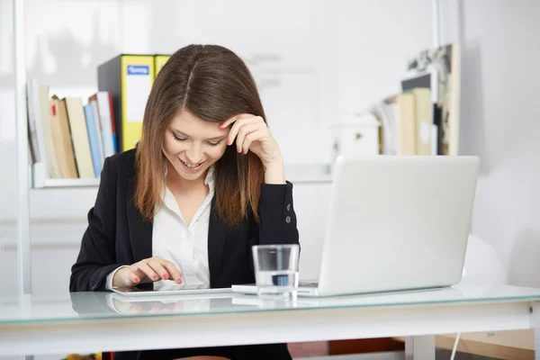 Empresária usando tablet no prédio de escritórios , — Fotografia de Stock