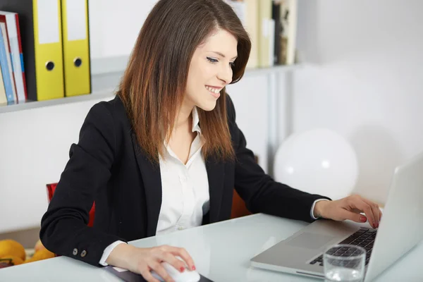 Trabajar en casa me permite un trabajo flexible —  Fotos de Stock