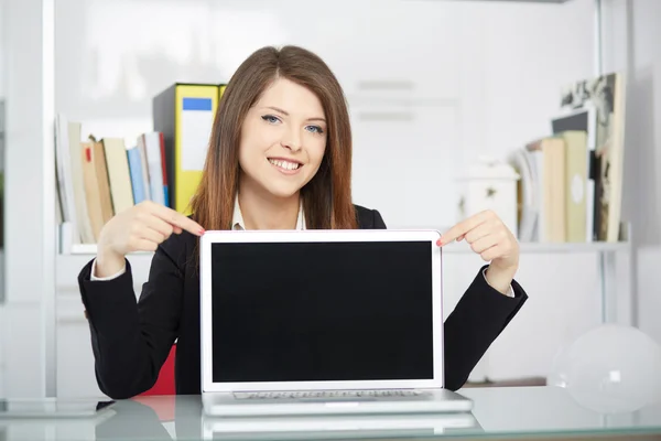 Donna d'affari con un computer portatile che mostra qualcosa sullo schermo — Foto Stock