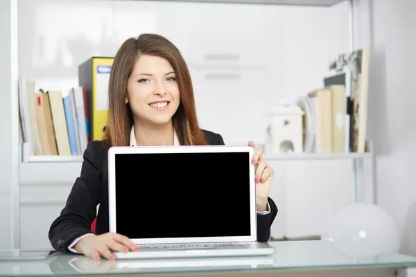 Biznes kobieta z laptopa pokazano coś na ekranie — Zdjęcie stockowe