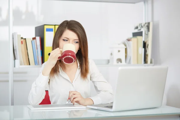 Foto-Editor arbeitet am Computer und verwendet Grafik-Tablet — Stockfoto