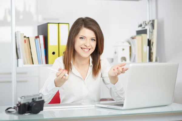 Photo editor working on computer and used graphics tablet — Stock Photo, Image