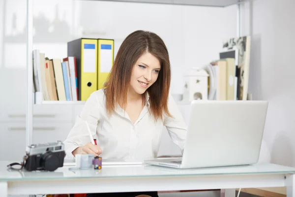 Photo editor working on computer and used graphics tablet — Stock Photo, Image