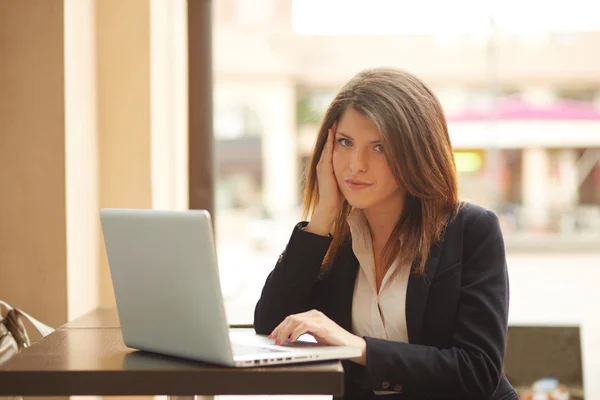 Businesswoman working in a cafe — Stock Photo, Image