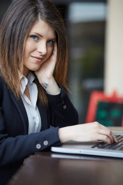 Zakenvrouw werkt in een café — Stockfoto