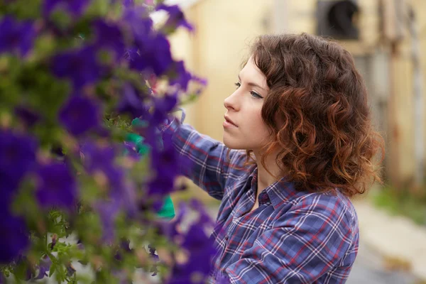 Belle jeune femme jardinage — Photo