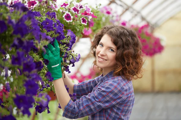 Hermosa joven jardinería — Foto de Stock