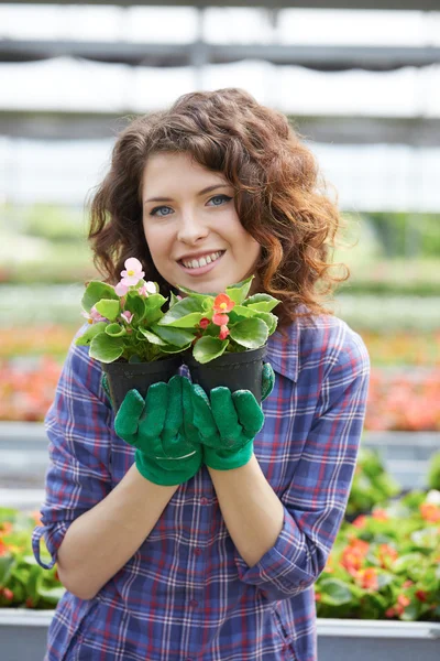 Hermosa joven jardinería — Foto de Stock