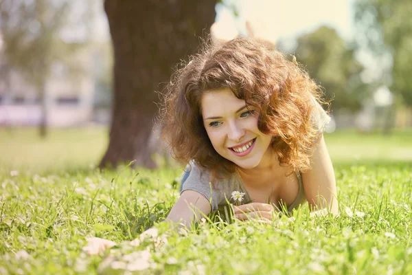 Fille coup sur pissenlit sur vert champ — Photo