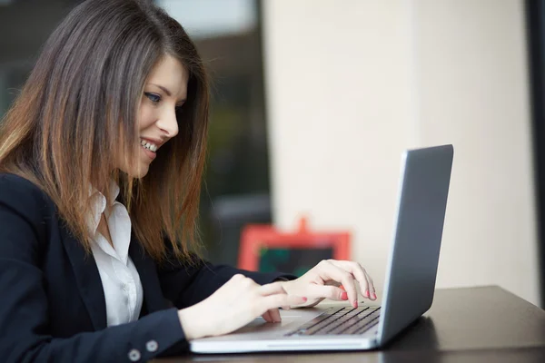 Empresaria trabajando en un café — Foto de Stock