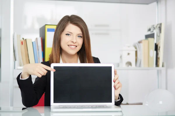 Mulher de negócios com um laptop mostrando algo na tela — Fotografia de Stock