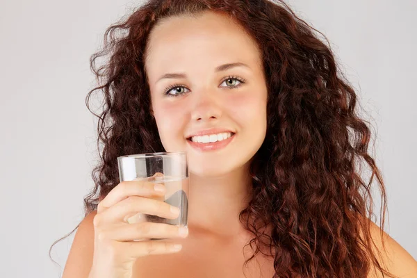 健康的女人和一杯干净的水 — 图库照片