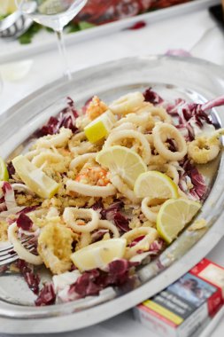 Kızarmış kalamar, limon ile kızarmış kalamar