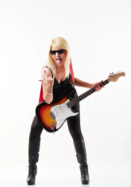 스튜디오 배경에서 촬영 하는 여자 기타 연주자 — 스톡 사진
