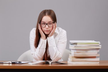 evde genç esmer öğrenci çalışma