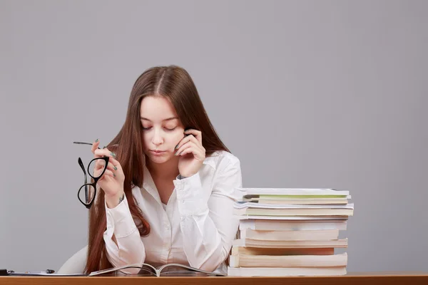 Junge brünette studentin arbeit zu hause — Stockfoto