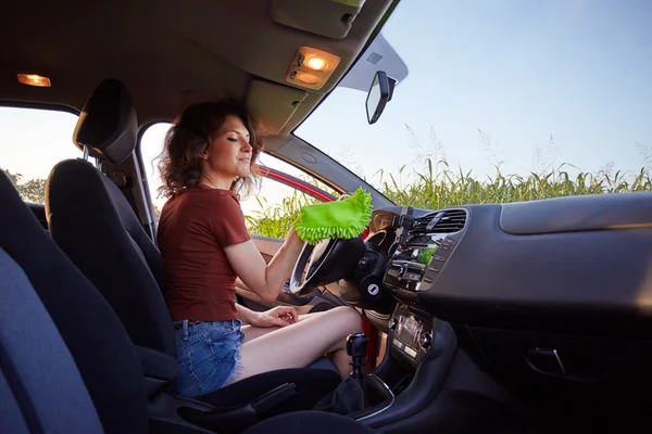 Mulher com microfibra pano limpeza carro — Fotografia de Stock