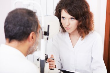 göz doktoru performans gösteren görme alanı test