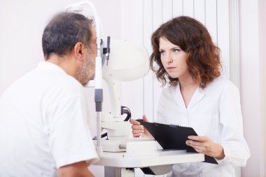 göz doktoru performans gösteren görme alanı test