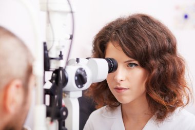 göz doktoru performans gösteren görme alanı test