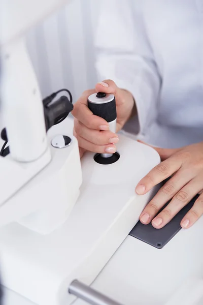 Optometrista realizando prueba de campo visual —  Fotos de Stock