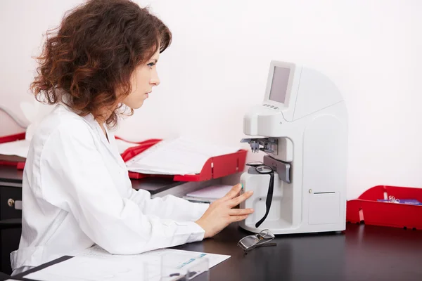 Optometrist performing visual field test — Stock Photo, Image