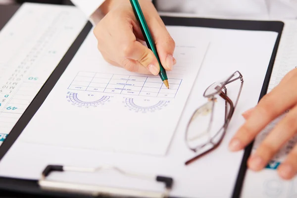 Optometrist performing visual field test — Stock Photo, Image