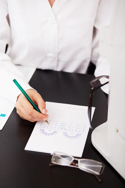 Optometrist performing visual field test — Stock Photo, Image