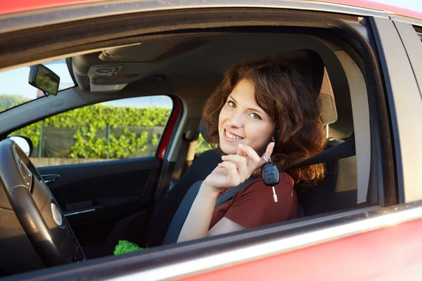 Fiatal, boldog asszony mutatja a kulcs új autó — Stock Fotó