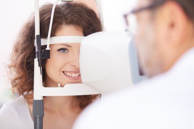 Optometrist görme hasta için test yapıyor