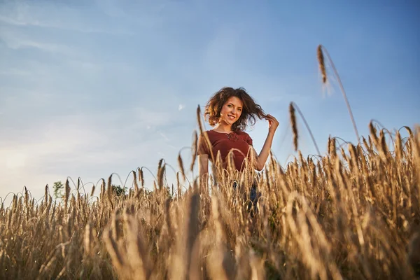 Счастливая женщина в золотой пшенице — стоковое фото