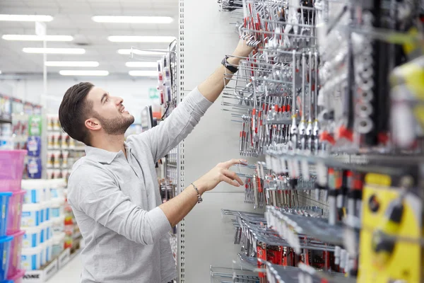 Man kund i järnhandel — Stockfoto