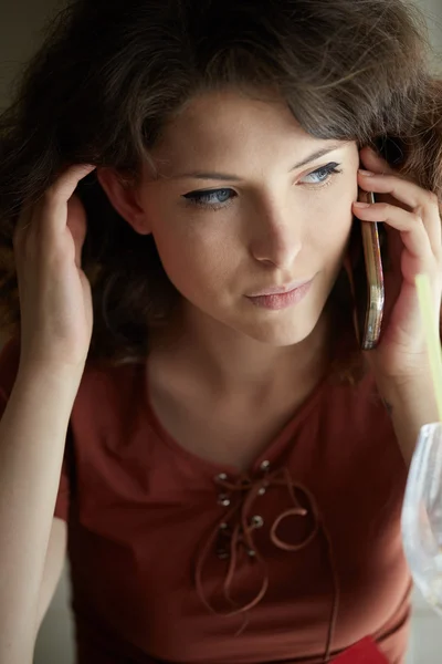 Jonge vrouw praten tot mobiele — Stockfoto