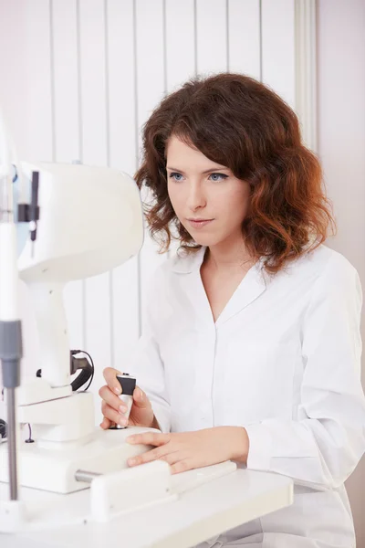 Young woman oculist working — Stock Photo, Image