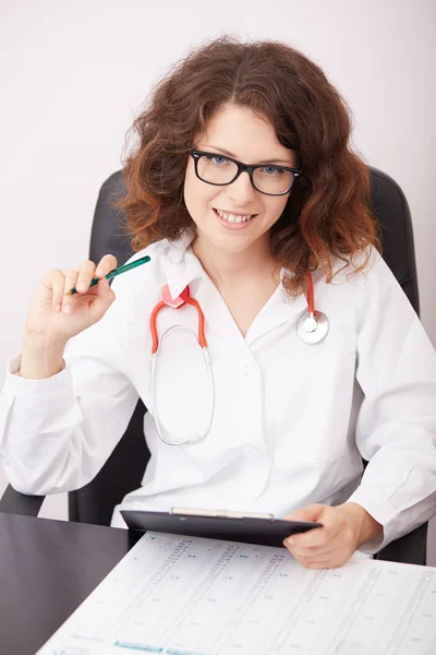 Joven doctora que trabaja en su consultorio —  Fotos de Stock