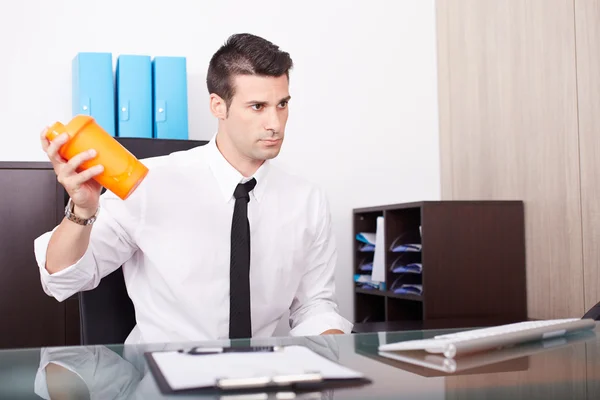 Moderne zakenman schudden en eiwit drankje drinken na de training van de gymnastiek — Stockfoto