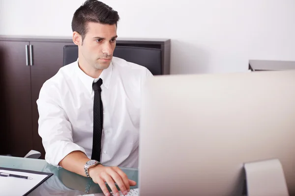 Empresário moderno trabalhando no escritório — Fotografia de Stock