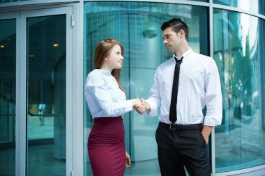 İş adamları birlikte çalışıyor.